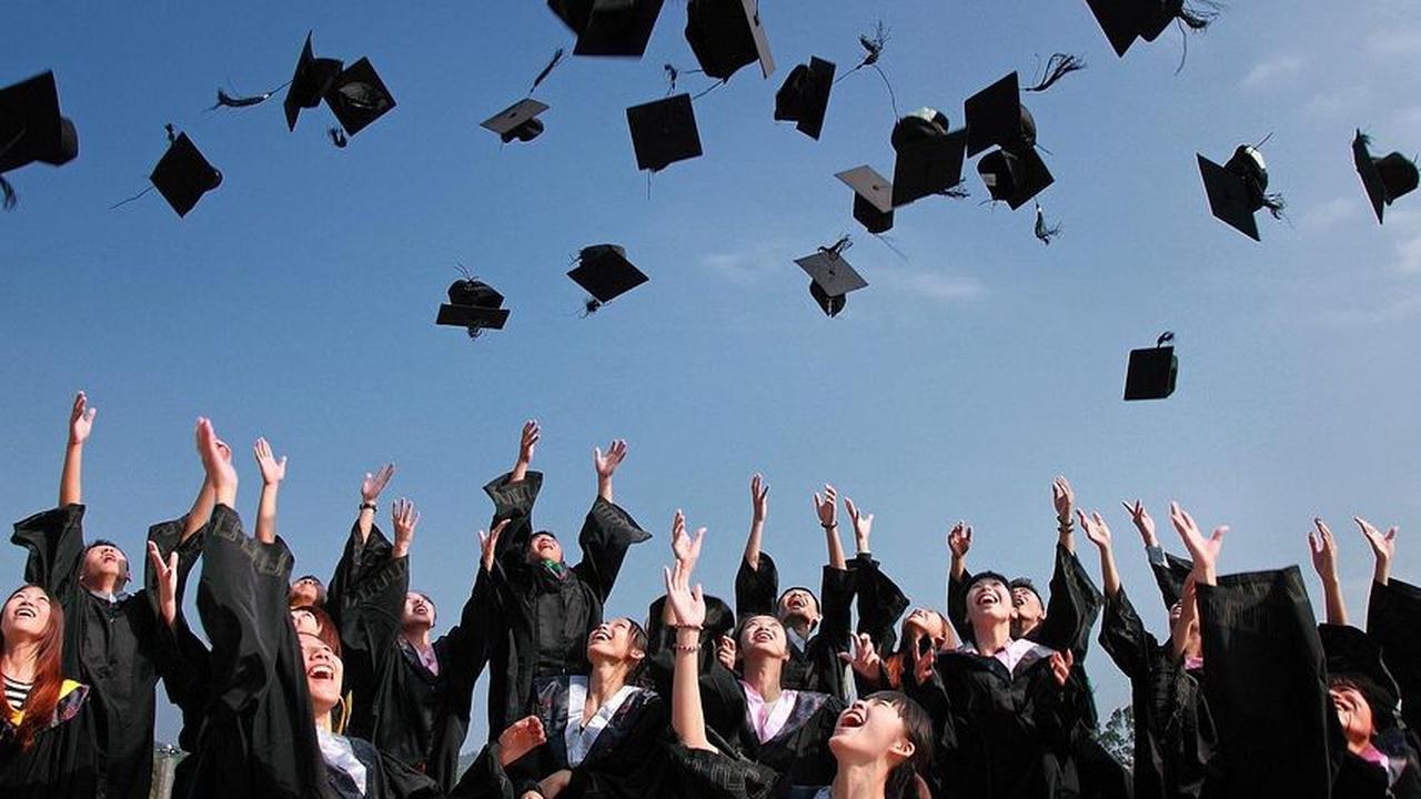 Wisuda Menjadi Kenangan Abadi