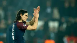 Pemain Paris Saint-Germain (PSG), Edinson Cavani melambaikan tangan kepada penggemarnya setelah bertanding melawan Real Madrid di Stadion Parc des Princes, Paris, Prancis, Selasa (6/3). Real Madrid melenggang ke perempat final. (AP Photo/Francois Mori)