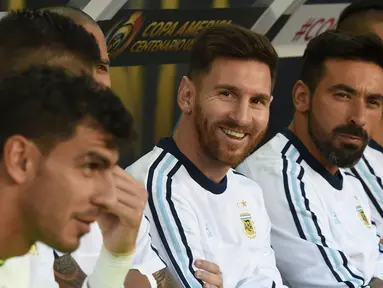 Lionel Messi (tengah) hanya tersenyum dibangku cadangan saat timnya berlaga mewalan Chili pada Copa America Centenario 2016 di Stadion evi's, Santa Clara, Amerika Serikat, (7/6/2016) WIB. (AFP/Mark Ralston)
