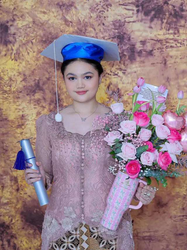 Amora Lemos, Putri Kris Dayanti saat wisuda kelulusan SMP. [@amora_lemos05]