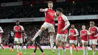 Pemain Arsenal Martin Odegaard melakukan selebrasi setelah mencetak gol pembuka timnya saat pertandingan sepak bola Liga Premier Inggris melawan Luton Town di Stadion Emirates, London, Rabu, 3 April 2024. (AP Photo/Frank Augstein)