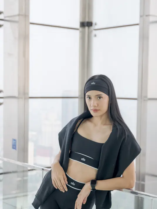 Anissa Aziza juga tampil chic dalam balutan attire ALO. Ia juga menambahkan bandana untuk optimalkan gaya stylish yang begitu chic.  [Foto. ALO.Dok]