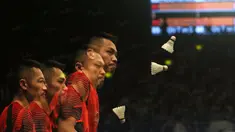 Pemain asal China Lin Dan terpaksa angkat koper usai kalah dari pemain Indonesia Jonatan Christie 21-12,21-12 pada laga Indonesia Open 2016 di Istrora Senayan, Jakarta, Kamis (2/6/2016). (Bola.com/Nicklas Hanoatubun)