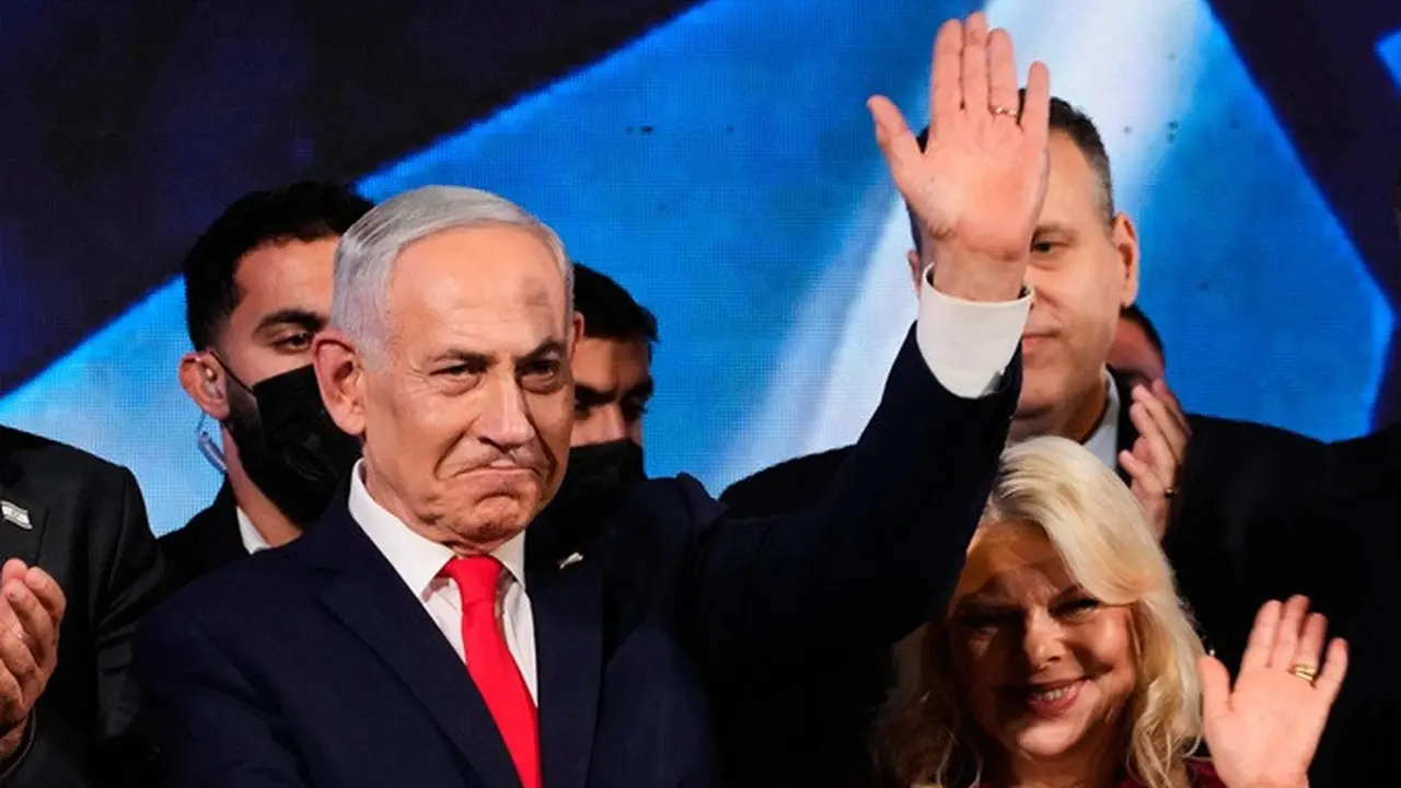 Perdana Menteri Israel Benjamin Netanyahu didampingi istrinya, Sara, melambaikan tangan kepada para pendukungnya di markas Partai Likud di Yerusalem setelah hasil awal jajak pendapat seusai exit poll pemilu Israel diumumkan, Rabu (28/10/2026).