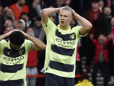 Pemain Manchester City, Ilkay Gundogan dan Erling Haaland tampak kecewa setelah gagal mencetak gol ke gawang Nottingham Forest pada laga pekan ke-24 Premier League di City ground pada Sabtu (18/2/2023). City hanya mampu bermain imbang dari tim promosi. (AP Photo/Rui Vieira)