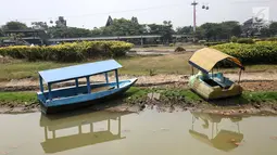 Perahu terlihat di dermaga Taman Archipelago, Taman Mini Indonesia Indah (TMII), Jakarta, Sabtu (15/9). Perahu untuk wisatawan tidak bisa beroperasi akibat debit air menyusut di musim kemarau. (Liputan6.com/Fery Pradolo)