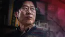 Sementara itu, Yoo Hae Jin berperan sebagai petugas pemakaman Young Geun dengan mata tajam dan sebuah Alkitab di tangannya. (Foto: Showbox via Soompi)