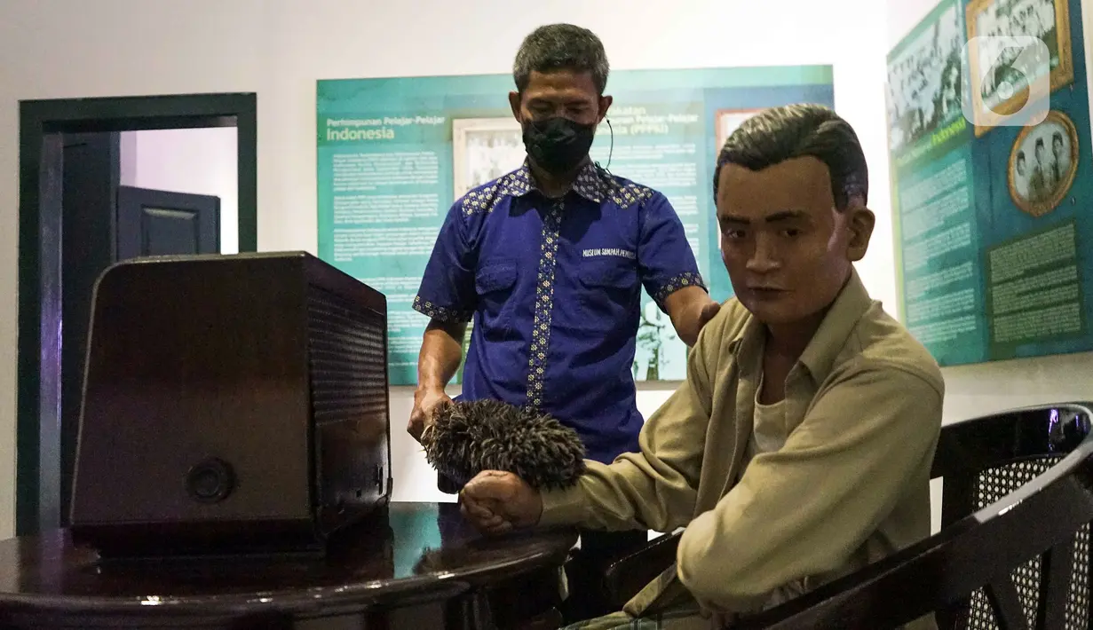 Petugas membersihkan diorama di Museum Sumpah Pemuda, Jakarta, Rabu (27/10/2021). Museum Sumpah Pemuda memiliki koleksi foto dan benda-benda bersejarah dalam pergerakan nasional kepemudaan dan menjadi tonggak sejarah perjuangan kemerdekaan RI. (Liputan6.com/Faizal Fanani)