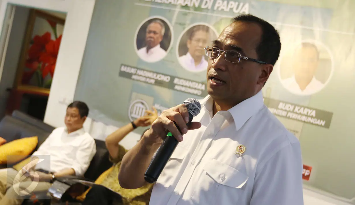 Menteri Perhubungan Budi Karya Sumadi menyampaikan pendapatnya dalam diskusi media "Visi Indonesia Sentris Pemerataan di Papua" di Jakarta, Minggu (5/3). Menhub Budi Karya memaparkan target perkembangan di Tanah Papua. (Liputan6.com/Helmi Afandi)