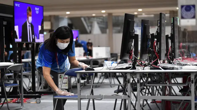 Foto: Melihat Kesibukan Relawan Olimpiade Tokyo 2020 yang Mendektai Hari-H di Tengah Padnemi COVID-19