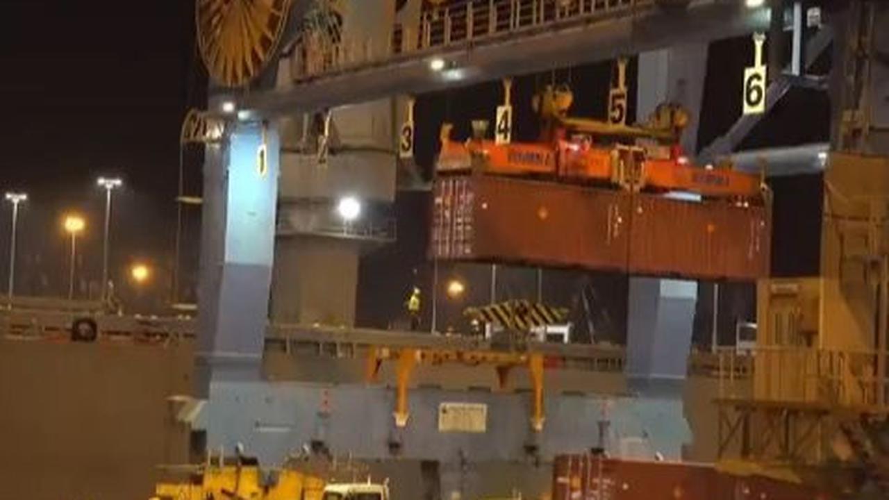 Melalui video yang dibagikan, ratusan kargo diturunkan satu per satu dari dalam kapal yang mengangkutnya.