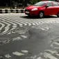 Gelombang Panas di India bikin pita marka di jalan meleleh.