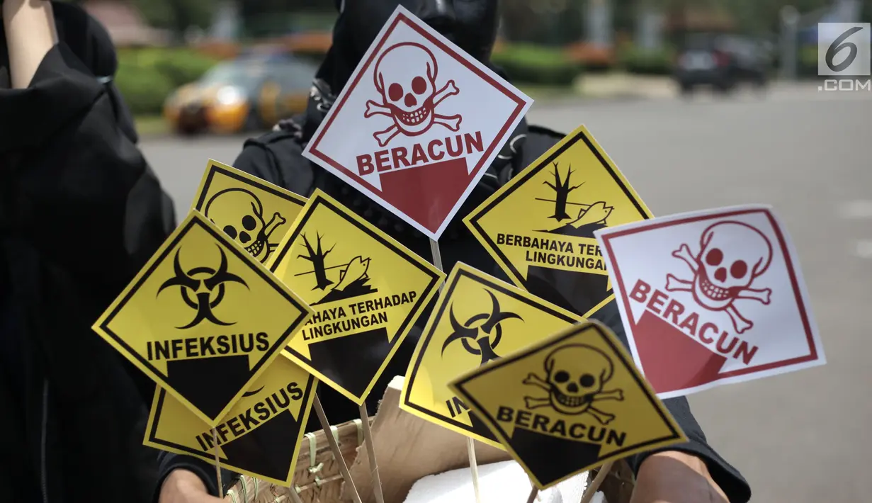 Sejumlah poster tuntutan dibawa aktivis Green Woman saat menggelar aksi di depan Istana Negara, Jakarta, Kamis (1/2). Mereka meminta Presiden Jokowi membebaskan limbah B3 yang mencemari Lakardowo, Jetis, Mojokerto, Jawa Timur. (Liputan6.com/Arya Manggala)