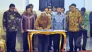Plt Ketua KPK Taufiequrachman Ruki menandatangani MoU tentang Gerakan Nasional Penyelamatan SDA di Istana Negara, Jakarta, Kamis (19/3/2015). 29 Kementerian serta 12 pemprov menandatangani MoU tersebut. (Liputan6.com/Faizal Fanani)