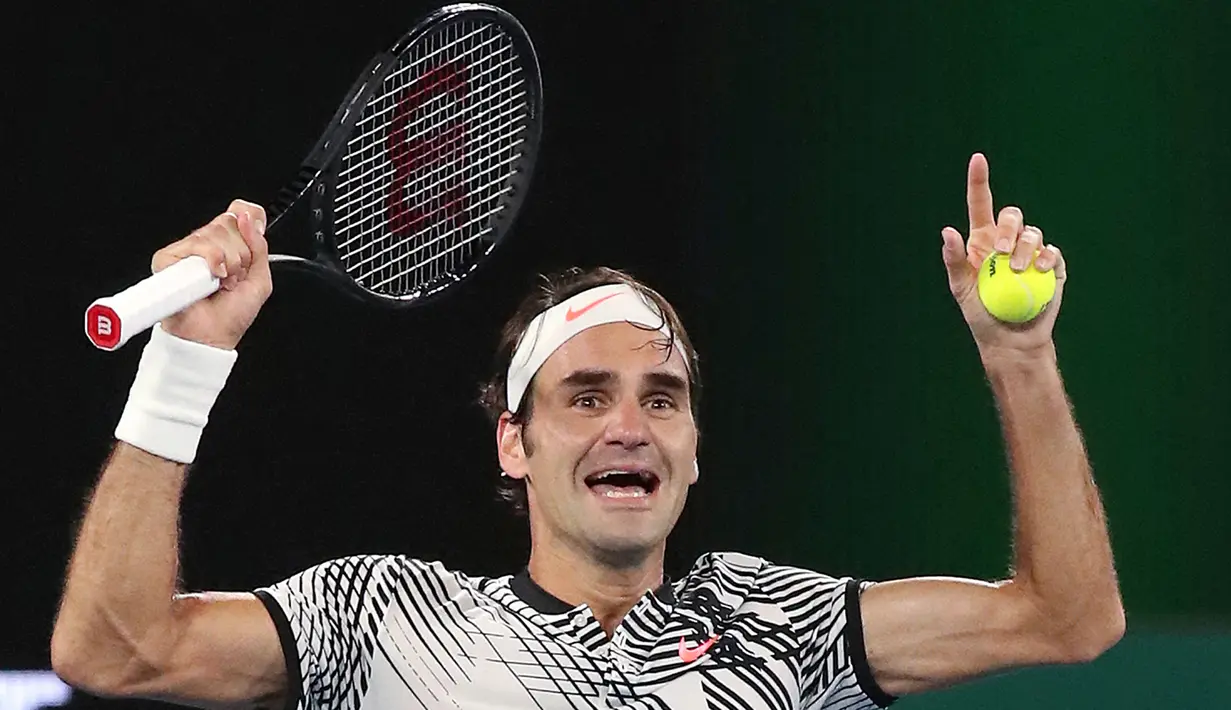 Petenis asal Swiss Roger Federer merayakan kemenangannya setelah mengalahkan Rafael Nadal pada Final Australia Terbuka 2017 di Melbourne, Minggu (29/1). Atas kemenangan ini, Federer membukukan kemenangan kelimanya di Australia Open (AP Photo/Aaron Favila)