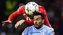 Pemain Atletico Madrid, Rodrigo De Paul, duel udara dengan pemain Lazio, Pedro, pada laga grup E Liga Champions di Stadion Metropolitano, Madrid, Kamis (14/12/2023). Meskipun sama-sama telah lolos ke fase selanjutnya, namun kedua tim tetap bermain dengan tensi tinggi. (AP Photo/Pablo Garcia)