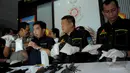 Brigjen Pol Anjan Pramuka Putra (kedua kiri) memperlihatkan narkoba jenis sabu yang berhasil diamankan Polisi, Jakarta, Jumat (6/3/2015). (Liputan6.com/Faisal R Syam)