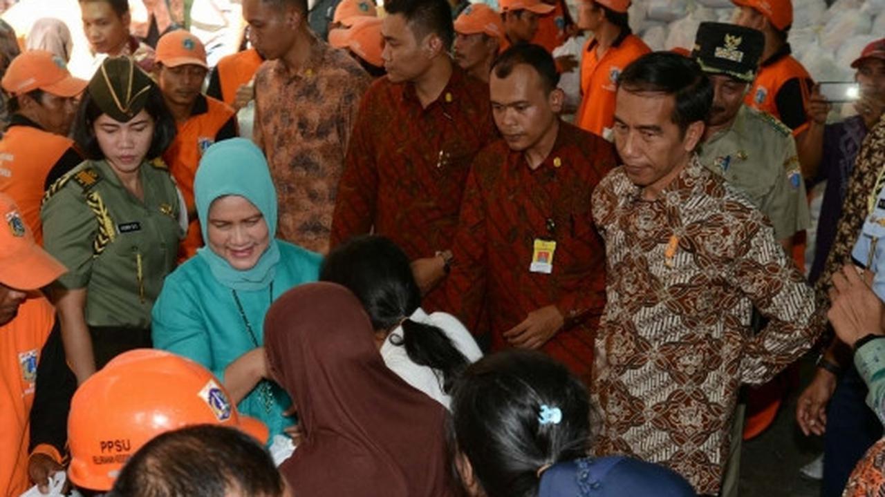 Presiden Jokowi bagi-bagi sembako di Kedoya
