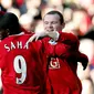 Louis Saha (kiri) merupakan salah satu pemain Manchester United yang menggunakan jersey bernomor Sembilan di Skuat Setan Merah dari tahun 2004 hingga 2008.  (AFP/Paul Ellis)