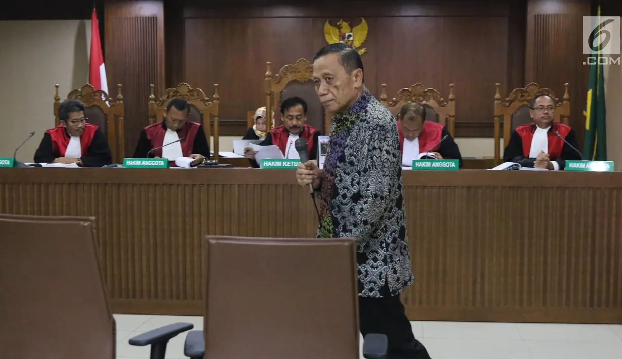 Mantan anggota Komisi XI DPR RI dari Fraksi Partai Demokrat, Amin Santono saat menjalani sidang perdana di Pengadilan Tipikor, Jakarta, Kamis (20/9). Sidang beragendakan pembacaan dakwaan dari JPU KPK. (Liputan6.com/Helmi Fithriansyah)