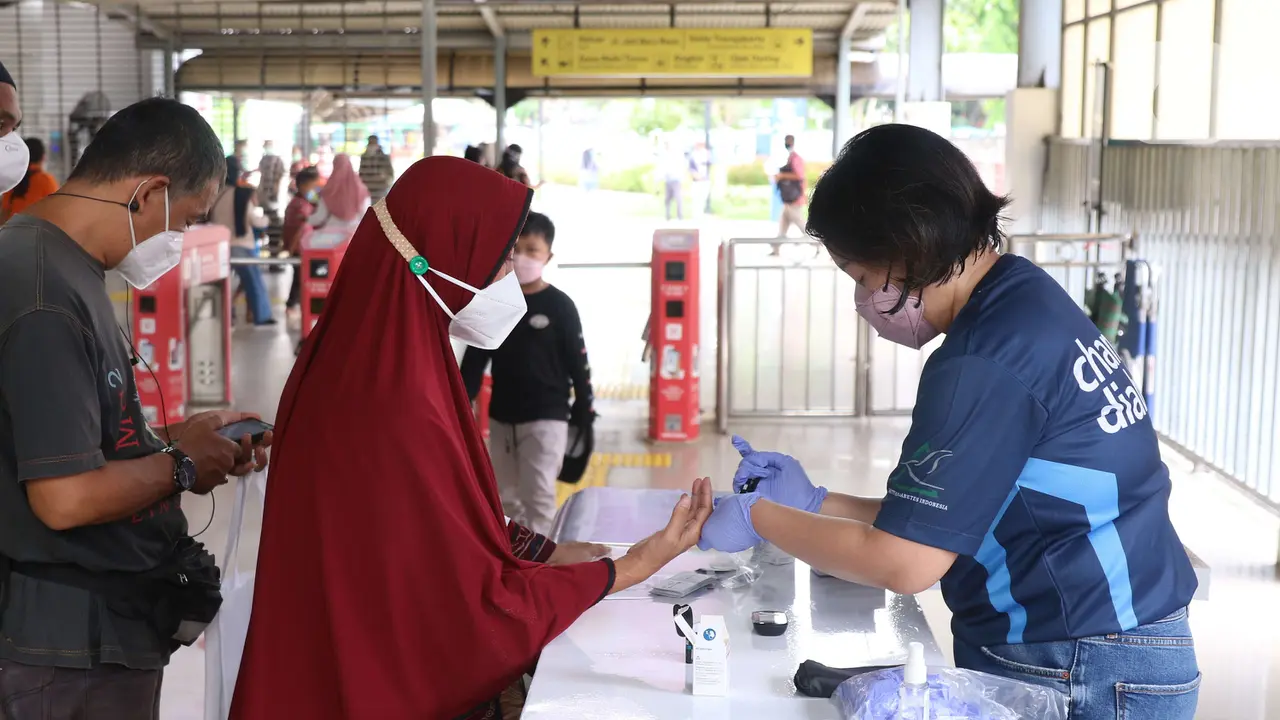 Peringati Hari Diabetes Sedunia, Penumpang Kereta Cek Gula Darah Gratis