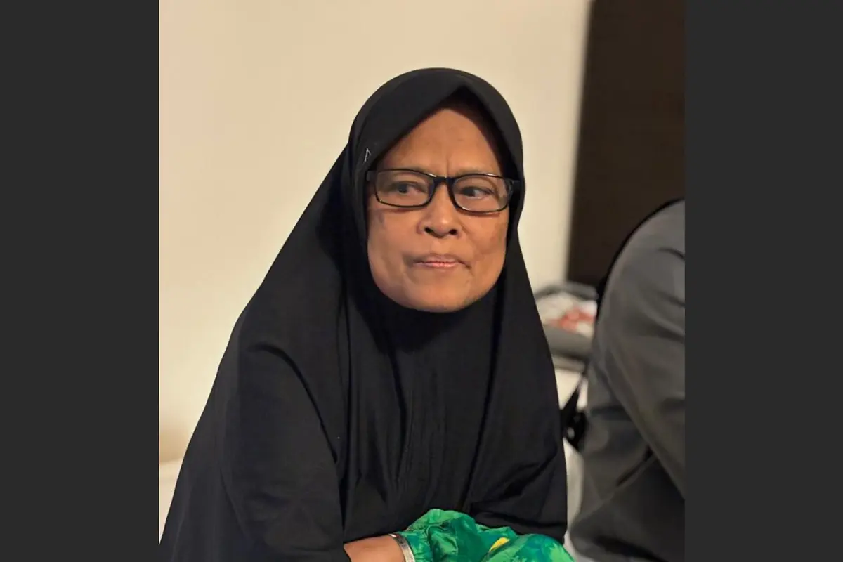 Rohani, jemaah haji Indonesia yang merupakan seorang disabilitas netra, saat ditemui di wilayah Aziziyah, Makkah, 16 Mei 2026. (Liputan6.com/Asnida Riani/Media Center Haji 2026)