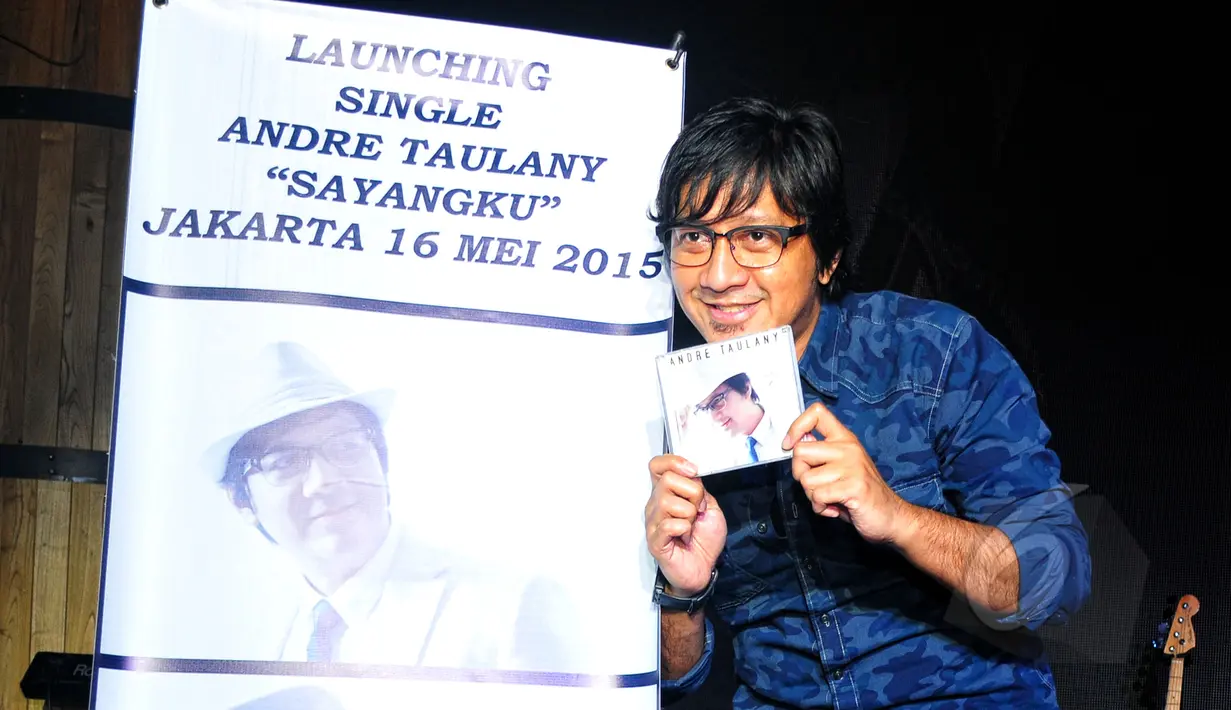 Gaya Andre Taulany saat berpose di sela-sela peluncuran single "Sayangku" di kawasan Kuningan, Jakarta, Sabtu (16/5). Setelah lama muncul di televisi sebagai komedian, Andre Taulany kini memutuskan untuk kembali bernyanyi. (Liputan6.com/Yoppy Renato)