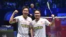 Selebrasi ganda putra Indonesia, Mohammad Ahsan/Hendra Setiawan, setelah berhasil mengalahkan ganda putra China Liang Weikeng/Wang Chang di semifinal All England 2023 yang berlangsung di Utilita Arena, Birmingham, Sabtu (18/3/2023). (AP Photo/Rui Vieira)