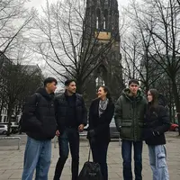 Donna Agnesia tengah berlibur bersama keluarga. Liburan musim dingin, keluarganya tampil begitu stylish dengan jaket tebal. [Foto: Instagram/ Donna Agnesia]