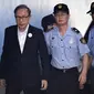 Mantan presiden Korea Selatan Lee Myung-bak tiba untuk menjalani persidangan di pengadilan di Seoul (6/9). Jaksa juga meminta denda 15 miliar won (13,3 juta dolar AS) dan penyitaan sebesar 11,1 miliar won (9,9 juta dolar AS). (AFP Photo/Jung Yeon-je)