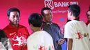 Menpora Imam Nahrawi didampingi Direktur Konsumer BRI Sis Apik Wijayanto menyerahkan raket secara simbolik kepada peserta dalam acara bertajuk BRI Berbagi Raket Juara Road to The Mext Champions di Jakarta, Sabtu (1/10). (Liputan6.com/Immanuel Antonius)