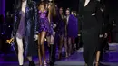 Gigi Hadid bersama para model berjalan di catwalk mengenakan kreasi bagian dari koleksi Musim Semi Musim Panas 2023 wanita Versace selama event Milan Fashion Week di Milan, Italia (23/9/2022). (AP Photo/Alberto Pezzali)
