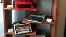 Penampakan mesin ketik vintage yang dijual di Gramercy Typewriter Co di New York, Amerika Serikat, 28 Juni 2019. Generasi muda menemukan kegembiraan tersendiri saat mendengar suara mesin ketik. (Katherine Roth via AP)