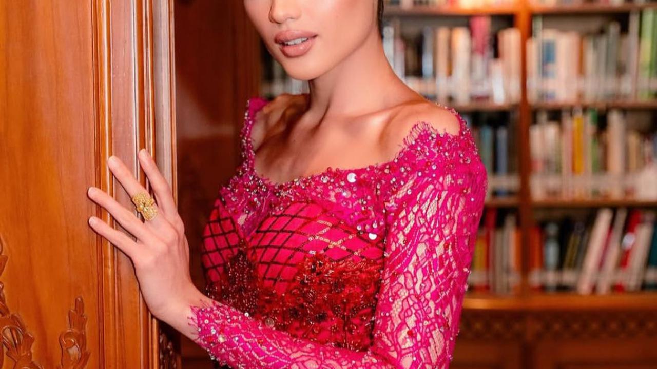 7 Potret Cinta Laura Tampil Elegan dalam Kebaya Merah Muda di Hari Kartini