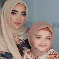 Intip gaya Arsy Hermansyah, Putri Ashanty dan Anang Hermansyah saat mengenakan hijab Pashmina. (FOTO: Instagram.com/arsy_hermansyah).