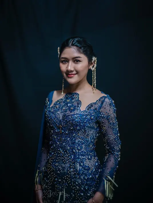 Meski sama, dress yang dikenakan Tasya dan Erina tampak berbeda berkat gaya khas mereka masing-masing. Tasya melengkapi penampilannya dengan glam makeup dan tatanan rambut curly, sementara Erina melengkapi penampilannya dengan pulasan makeup natural dan tatanan rambut sanggul sederhana, serta earpiece mewah.   [@tasyafarasya/@byansoe]