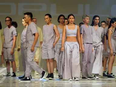 Sejumlah Model membawakan busana Populo Batik karya Desainer Bai Soemarlono dan Joseph Lim pada Fashion Show yang di selenggarakan di Senayan City, Jumat Malam, (3/6). Para model membawakan Busana Batik yang modern. (Liputan6.com/Johan Tallo)