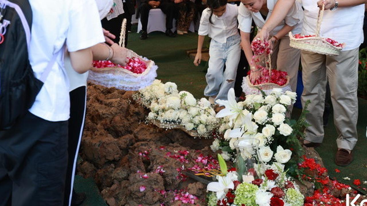 Penuh Haru, Momen Tabur Bunga Penuh Air Mata di Pemakaman Hotma Sitompul
