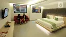 Tamu bersantai dalam sebuah kamar di Q Square Qubika Hotel, Serpong, Tangerang, Banten, Selasa (12/10/2021). Tarif menginap di Q Square Qubika Hotel sebesar Rp 400 ribu hingga Rp 1,2 juta per malam. (merdeka.com/Arie Basuki)