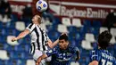 Penyerang Juventus, Cristiano Ronaldo (Atas) dan bek Atalanta, Cristian Romero melakukan sundulan pada final Coppa Italia 2021 di Stadion Mapei - Citta del Tricolore, Kamis (20/5/2021) dinihari WIB. Juventus menjadi juara Coppa Italia 2020-2021 setelah mengalahkan Atalanta 2-1. (MIGUEL MEDINA/AFP)