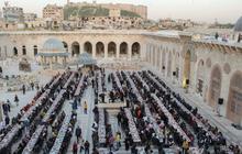 FOTO: Potret Ribuan Warga Suriah Berbuka Puasa di Tengah Keagungan Masjid Umayyah Aleppo