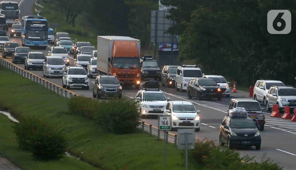 <p>Sejumlah kendaraan melintas di Jalan Tol Cikopo - Palimanan, Jawa Barat, Rabu (27/4/2022). Memasuki H-5 Lebaran, volume kendaraan di Jalan Tol Cikopo - Palimanan mengalami peningkatan signifikan yang mengakibatkan kemacetan pada sejumlah ruas jalan utama tol karena antrean kendaraan yang akan masuk rest area. (Liputan6.com/Herman Zakharia)</p>