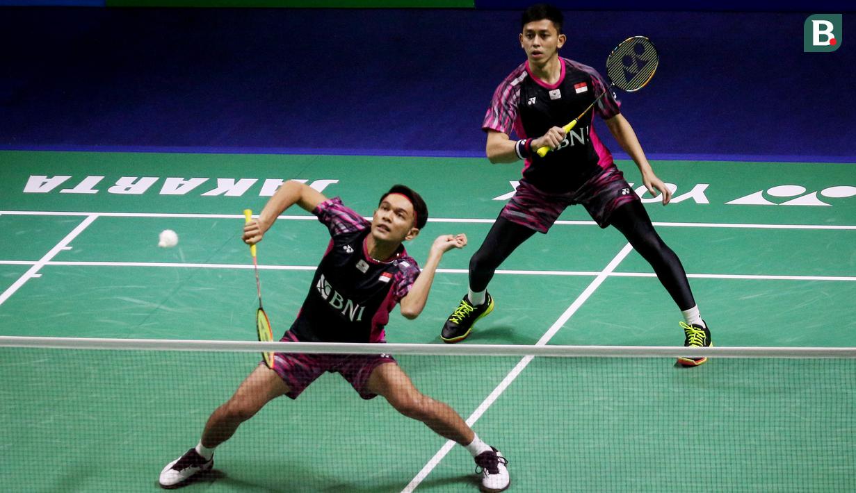 Sementara itu, ganda putra Indonesia lainnya, Fajar Alfian/Muhammad Rian Ardianto juga takluk dari pasangan China, Liu Yu Chen/Ou Xuan Yi, dengan dua gim langsugn 18-21 dan 18-21. (Bola.com/Bagaskara Lazuardi)