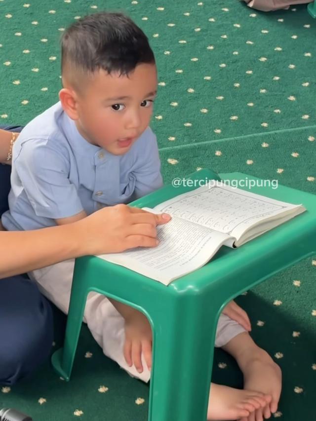 Potret Rayyanza Belajar Mengaji (credit: instagram.com/tercipungcipung).