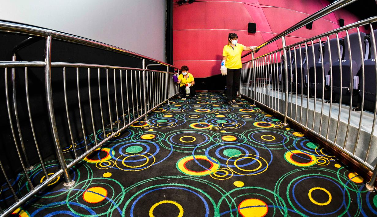 Para staf mendisinfeksi susuran tangga di sebuah bioskop di Zunhua, Provinsi Hebei, China, 19 Juli 2020. Bioskop di area-area berisiko rendah di China diizinkan kembali beroperasi mulai 20 Juli menyusul perkembangan positif terkait situasi epidemi COVID-19. (Xinhua/Liu Mancang)