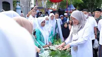 Bupati Banyuwangi Ipuk Fiestiandani meninjau Ramadhan Street Food di Jalan Letjen Sutoyo (Istimewa)