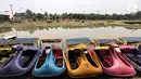 Perahu angsa berjejer di dermaga Taman Archipelago, Taman Mini Indonesia Indah (TMII), Jakarta, Sabtu (15/9). Perahu untuk wisatawan tidak bisa beroperasi akibat debit air menyusut di musim kemarau. (Liputan6.com/Fery Pradolo)