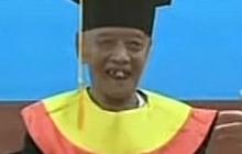 Ini Sosok Mbah Moen, Raih Sarjana Administrasi Negara di Usia 84 Tahun, Jadi Lulusan Tertua