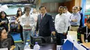 Prabowo Subianto (tengah) melihat aktivitas para pekerja saat berkunjung ke MatahariMall.com, Jakarta, Rabu (27/1/2016). MatahariMall.com melakukan kerjasama dengan Nusantara Polo Club untuk mendukung olahraga Polo (Liputan6.com/Fery Pradolo)