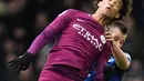 Gelandang Manchester City Leroy Sane berebut bola dengan gelandang Everton Morgan Schneiderlin saat pertandingan Liga Inggris di Goodison Park di Liverpool (31/3). (AFP Photo/Paul Ellis)